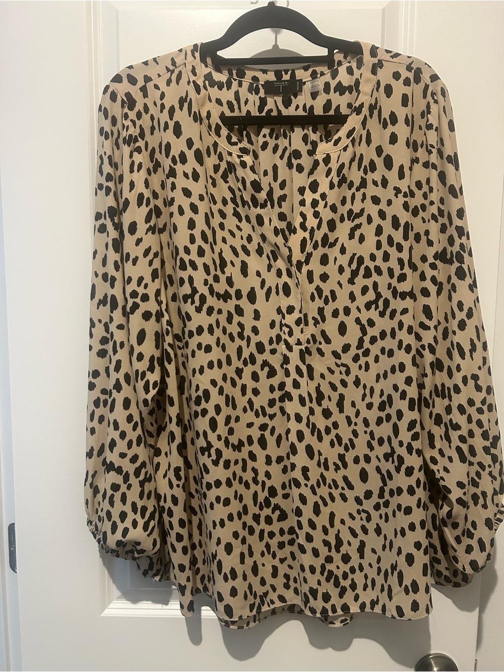 Tahari Women's Beige and Black print long -Sleeve blouse Top.size 3x